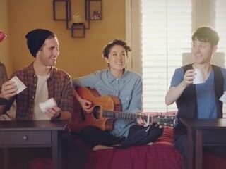 Check deze cover van 'It Ain't Me' met chipszakken en pennen