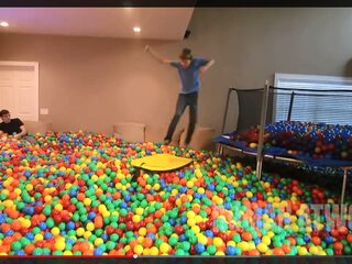 Moet je kijken: vader tovert huis om tot megaballenbak