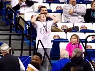 Deze jongen gaat helemaal los op 'Happy'