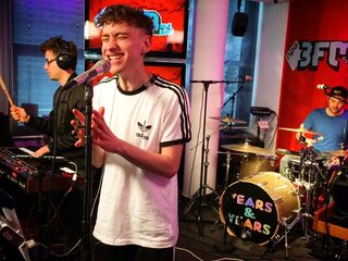 De kings van Years & Years, live bij Giel