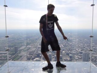 Één dansje, 100 locaties, 1 video