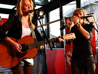 Miss Montreal speelt haar Awardwinning song