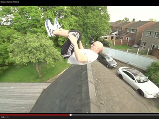 Man springt over een huis met behulp van schommel