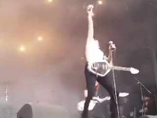 Spike van The Deaf pullt een John Coffeytje