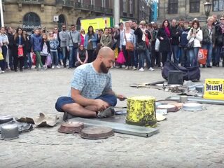 Deze straat-drummer in Amsterdam blaast je omver