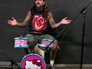 Moet je kijken: Stoere Metalgast ramt op ´Hello Kitty´