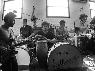 ICYMI: Adele leeft zich uit met kinderspeeltjes, nieuwe video Avicii