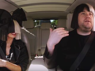 Sia carpoolt en zingt met James Corden