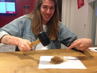 Frank veilt zijn haarlok voor het goede doel