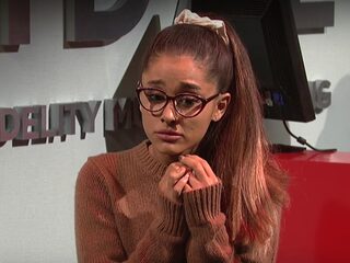 Ariana Grande imiteert Britney, Shakira én Rihanna