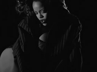 Father John Misty klinkt net zo sexy als Rihanna