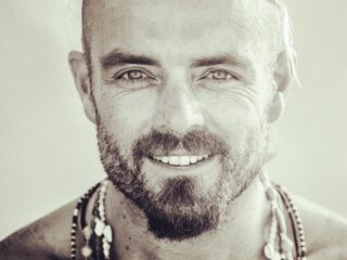 Xavier Rudd was maandagochtend live bij Giel