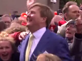 De koninklijke familie en Typhoon bouwden een feestje