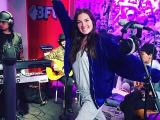 Wauw, Maan coverde 'Slow Down'!