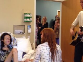 Moet je kijken: Florence Welch verrast zieke fan