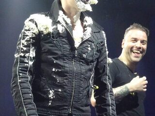 Matt Bellamy krijgt twee taarten in z'n gezicht...