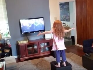 Te schattig: vierjarig meisje doet Witch Doctor