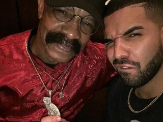 Drake's zestigjarige vader gaat z'n zoon achterna