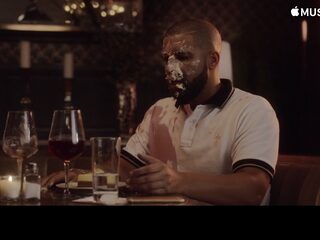 Drake krijgt cheesecake naar zijn hoofd gesmeten