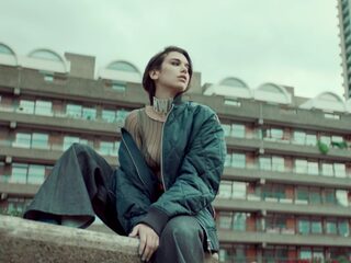 Dua Lipa maakt de lelijkste fashion weer cool