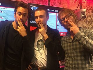 De artiesten van het 7 Layers Festival bij Giel op De Speelplaats