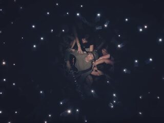 Check hier Kensington's video voor 'Do I Ever'