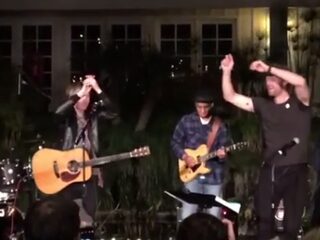 Er is een nieuwe boyband in town: Chris Martin, Beck & Red Hot Chili Peppers!