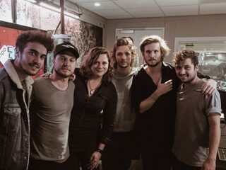 Amai, heeft Bazart stiekem in de 3FM-studio geslapen?