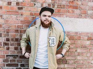 Alleskunner Jack Garratt is nu ook model voor zijn eigen merchandise