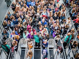 Het gebeurt dus echt: 5 maanden in de rij wachten voor een concert