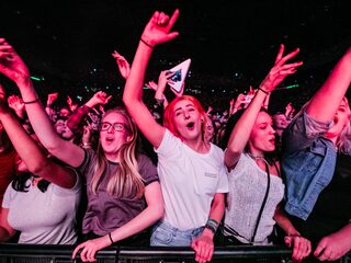Waarom urenlang in de rij zitten voor een concert goed voor je is
