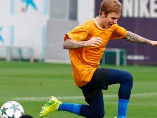 Justin Bieber is onmogelijk weg te dribbelen bij FC Barcelona
