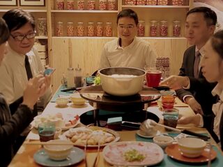 Hier moet je je smartphone inleveren om te kunnen dineren met elkaar