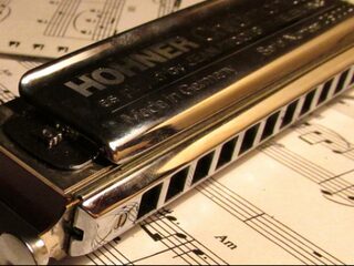 Peter organiseert een mondharmonica-avond voor 3FM Serious Request