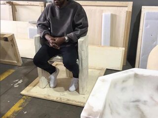 De nieuwe muziek van Kanye West is funky, net als zijn nieuwe kapsel