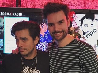 Waylon kwam langs bij 3FM en at een banaan