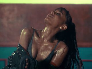 Ariana Grande wordt nat door Mac Miller