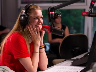 Annemieke biedt therapie aan de Wie Is De Mol-afvallers