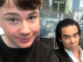 Deze gast had géén idee met wie hij op de foto ging totdat...