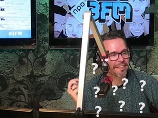 Wie is Van Echelpoel en waarom schrijven mensen het op baby's?