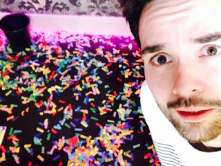 Lamme Frans maakt de 3FM-studio wakker met heel veel confetti....