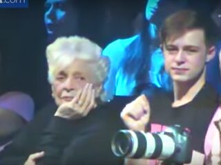 Ariana Grande's oma is bored as f*ck tijdens show van haar kleinkind