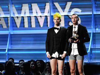 Award ophalen? Twenty One Pilots doet dat graag in hun onderbroek