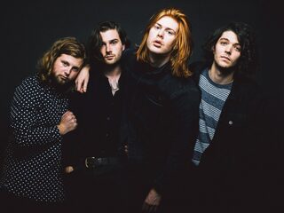 Check "In My Mind' van The Amazons live bij Domien