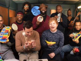 Ed Sheeran ruilt zijn gitaar in voor een rammelbanaan