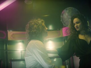 Lucas Hamming voert peepshow op in nieuwe videoclip