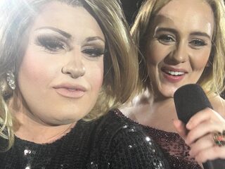 Adele nodigt dragqueen uit op podium