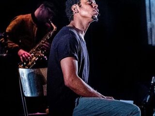 Typhoon schittert in het theater...