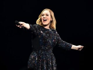 Adele rolt haar optredens binnen in een flight case