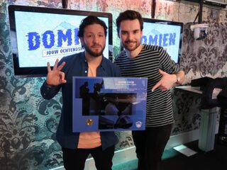 Kraantje Pappie kwam effe zijn gouden plaat ophalen bij Domien